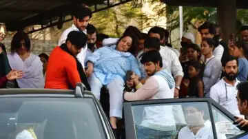 Tunisha Sharma funeral: तुनिशा शर्मा के अंतिम संस्कार में फूट-फूट कर रोई मां, बेहोश हुईं तो लोगों ने संभाला