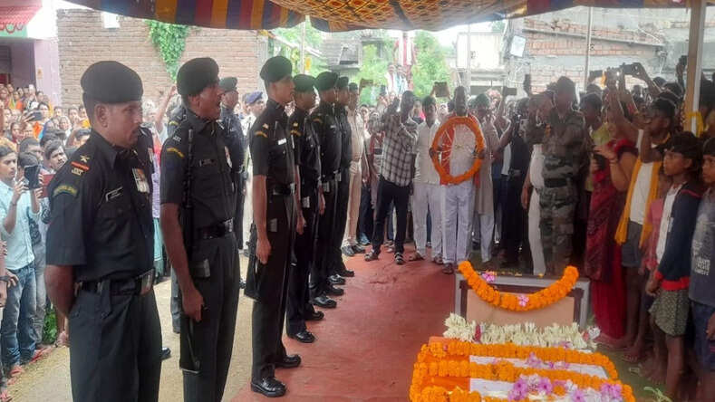 Bihar: शहीद सुधांशु को दी गई अंतिम सलामी, लद्दाख के गलवान में तैनात था बांका का लाल