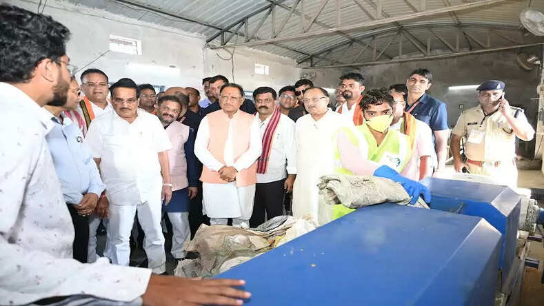 मुख्यमंत्री एवं केंद्रीय जल शक्ति मंत्री ने प्लास्टिक वेस्ट मैनेजमेंट यूनिट का मुआयना किया
