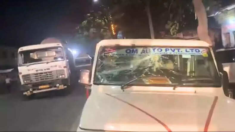 Amethi: गौरीगंज में कांग्रेस कार्यालय के बाहर खड़ी गाड़ियों में की गई तोड़फोड़, FIR दर्ज
