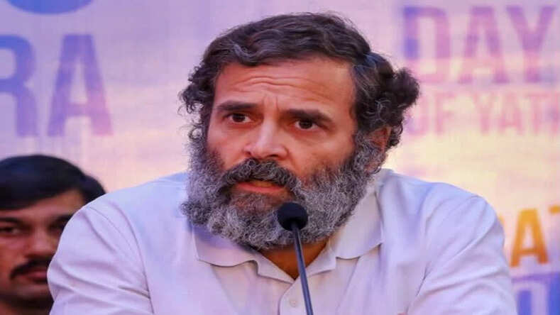 कांग्रेस नेता राहुल गांधी पहुंचे अपने संसदीय क्षेत्र वायनाड, आदिवासी परिवार से की मुलाकात