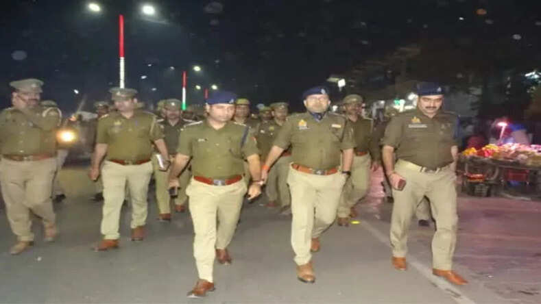 UP: मथुरा में ईदगाह मस्जिद में हनुमान चालीसा का ऐलान, जलाभिषेक करने जा रहे हिंदू महासभा के मंडल अध्यक्ष गिरफ्तार