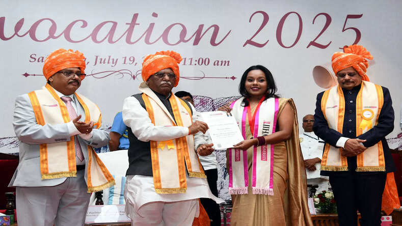 शिक्षण संस्थान विद्यार्थी को केवल पाठ्य पुस्तकों के ज्ञान तक सीमित नहीं रखे बल्कि जीवन व्यवहार की शिक्षा दे : राज्यपाल