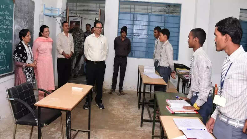 कलेक्टर ने उप स्वास्थ्य केन्द्र लालुटोला और हायर सेकेण्डरी स्कूल पिनकापार का किया आकस्मिक निरीक्षण