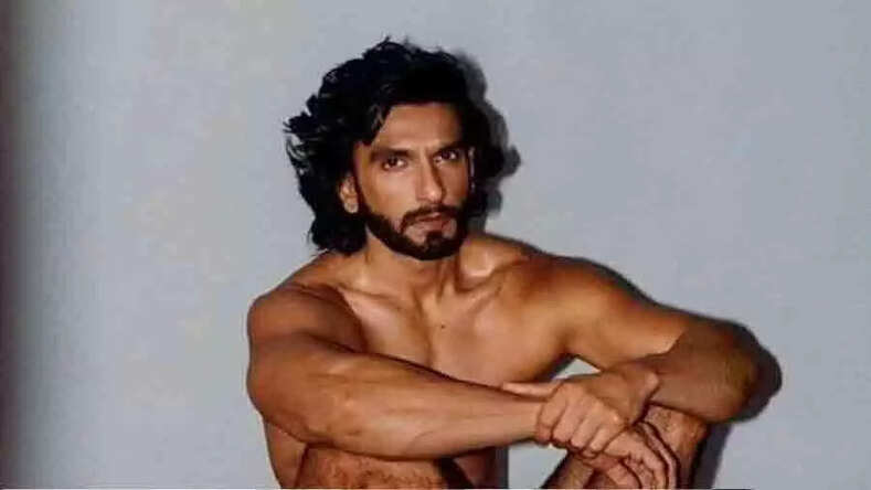 न्यूड फोटोशूट से रणवीर सिंह पर लगा 'महिलाओं की भावनाएं आहत' करने का आरोप, शिकायत दर्ज